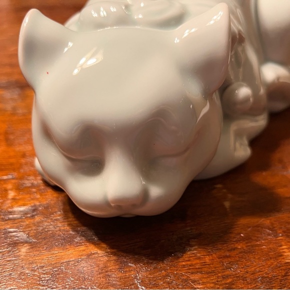 Sleeping Cat Figurine Porcelain Celadon Nemuri Neko Okimono Statue Vtg Japan - Picture 3 of 12